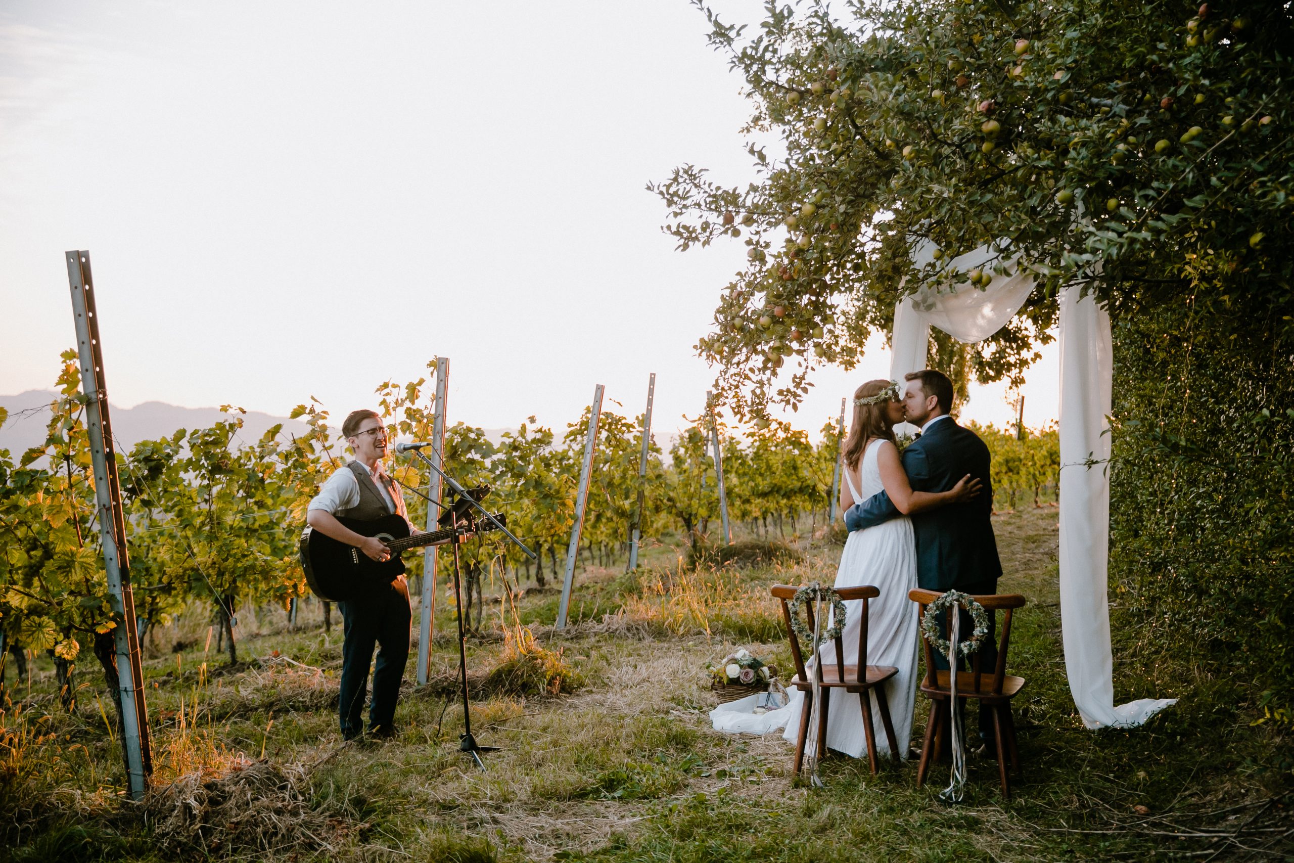 Brautpaar im Weinberg im goldenen Licht