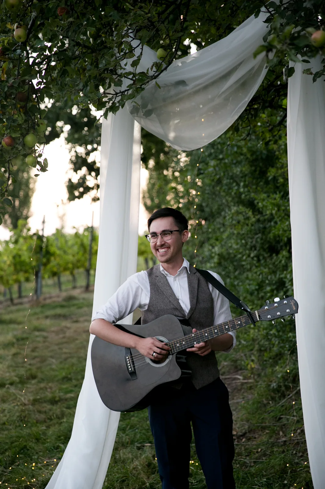 Stephen Weingand Portrait mit Gitarre